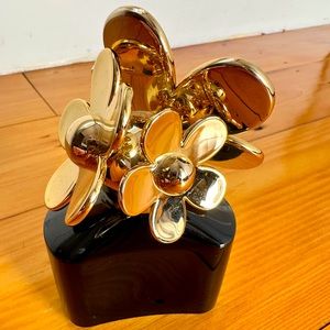 Empty perfume bottle for collectors. DAISY by Marc Jacobs. Gold-tone flower lid.